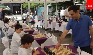 15 schoolchildren face Gabriel Sargissian in open-air simultaneous display