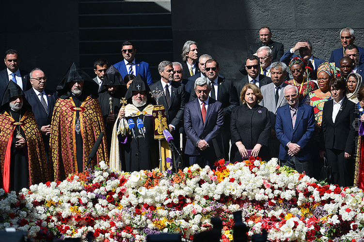 Ծիծեռնակաբերդում Նախագահ Սերժ Սարգսյանը հարգանքի տուրք է մատուցել Հայոց ցեղասպանության զոհերի հիշատակին