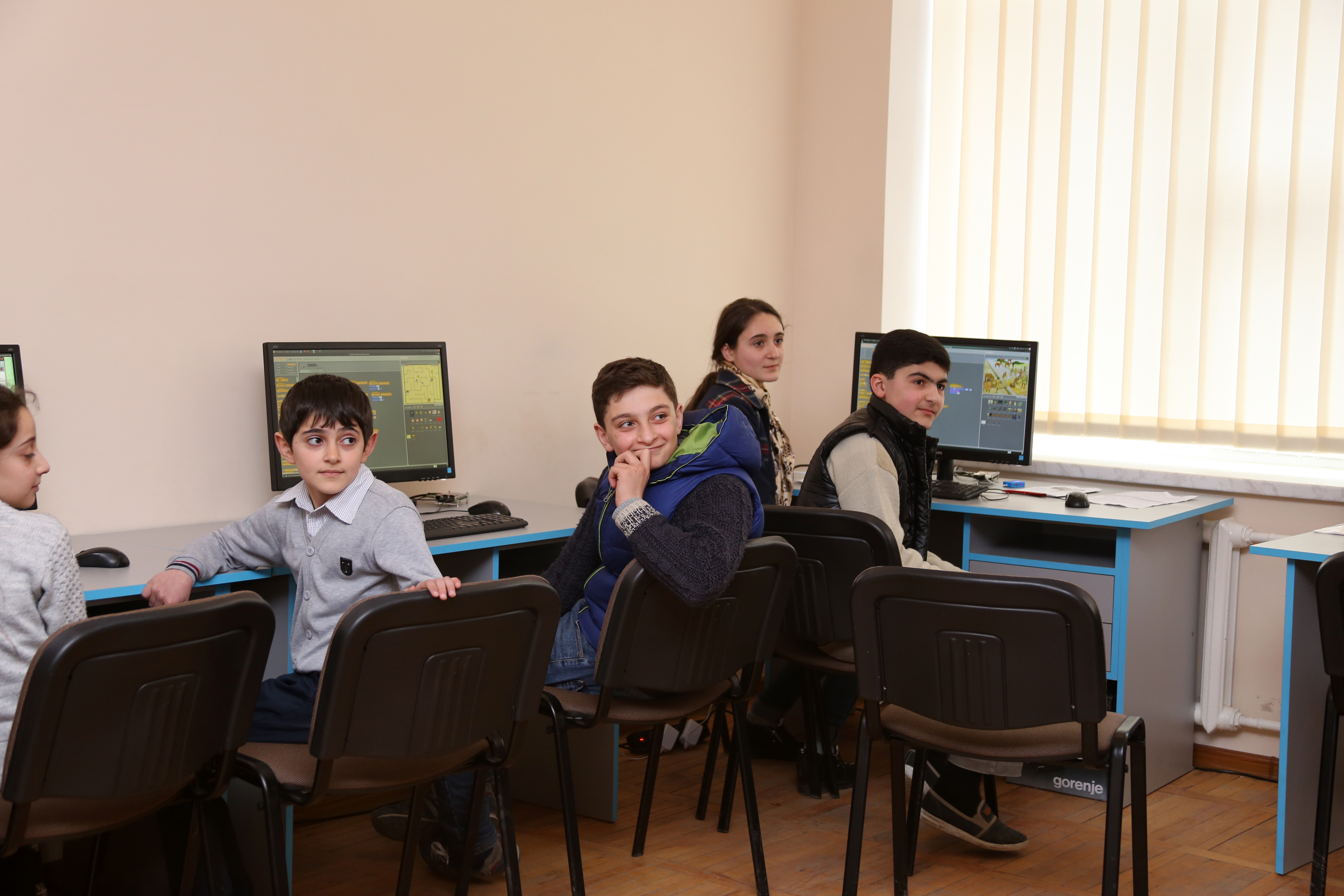 Ucom. Հայկ Եսայանն այցելել է սահմանամերձ Ոսկեպարի «Արմաթ» ինժեներական լաբորատորիա