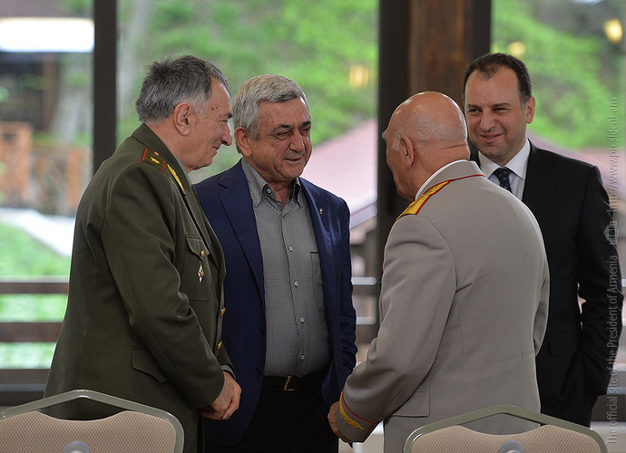 Սերժ Սարգսյանը Արցախում հանդիպում է ունեցել զորացրված և դեռևս ծառայության մեջ գտնվող զինծառայողների հետ