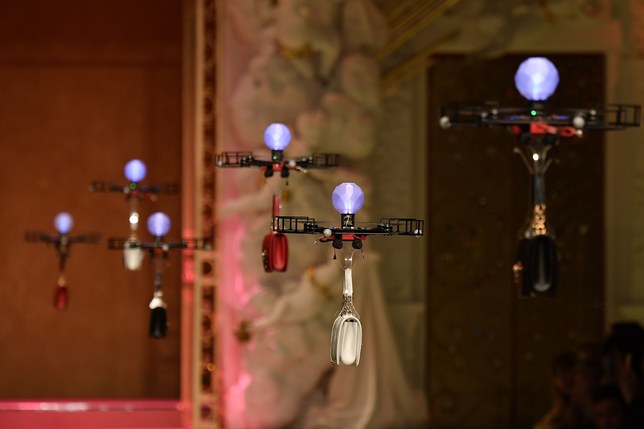 Dolce & Gabbana-ն մոդելներին փոխարինել է դրոններով