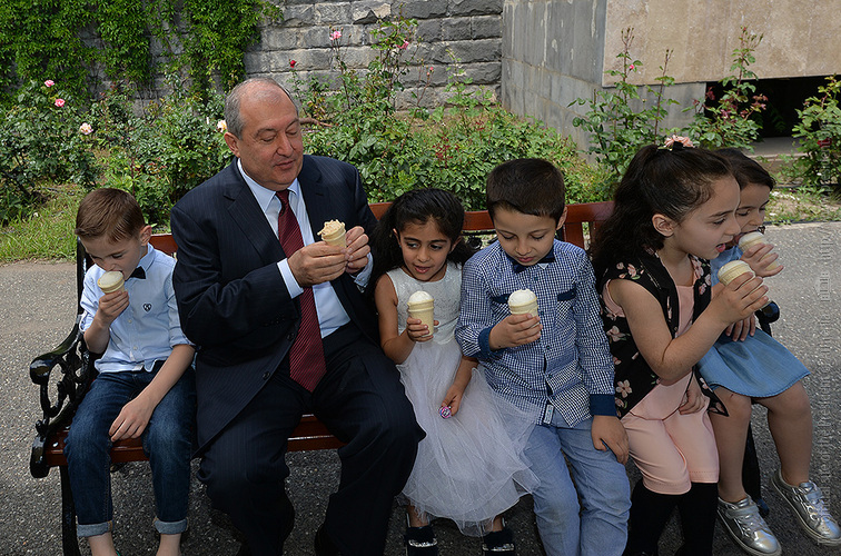 Նախագահը Արմեն Սարգսյանը երեխաների հետ պաղպաղակ է կերել. տեսանյութ