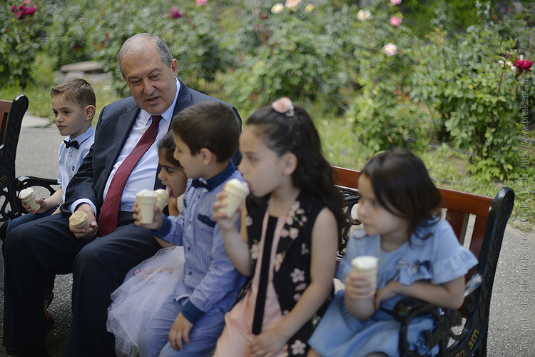Նախագահը Արմեն Սարգսյանը երեխաների հետ պաղպաղակ է կերել. տեսանյութ