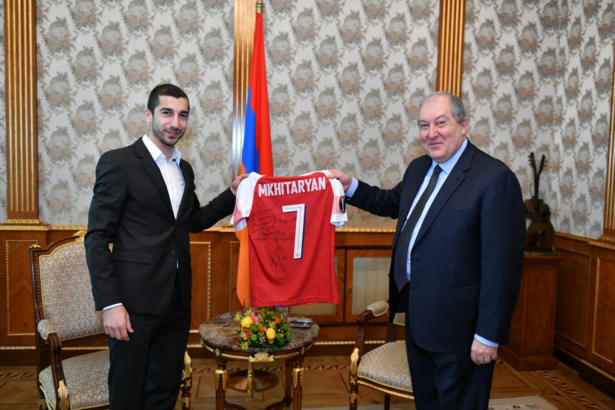 Հենրիխ Մխիթարյանը նախագահ Սարգսյանին մարզաշապիկ է նվիրել