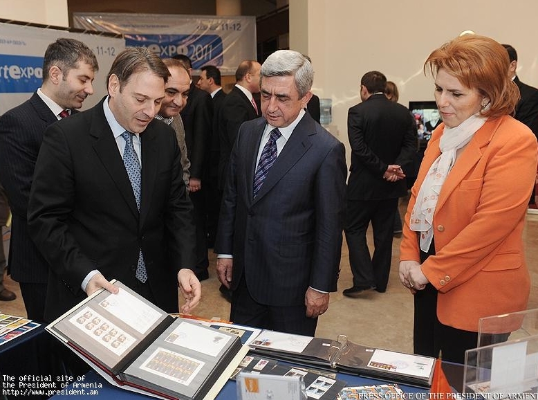 ՆԱԽԱԳԱՀ ՍԵՐԺ ՍԱՐԳՍՅԱՆԸ ՆԵՐԿԱ Է ԳՏՆՎԵԼ «ART EXPO-2011» ԱՐՎԵՍՏՆԵՐԻ ՑՈՒՑԱՀԱՆԴԵՍԻ ԲԱՑՄԱՆԸ