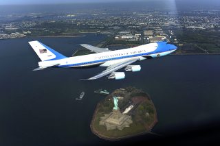 WSJ ֆեյսբության էջը հայտնել է, որ Օբամայի ինքնաթիռը կորել է Ռուսաստանի օդային տարածքում