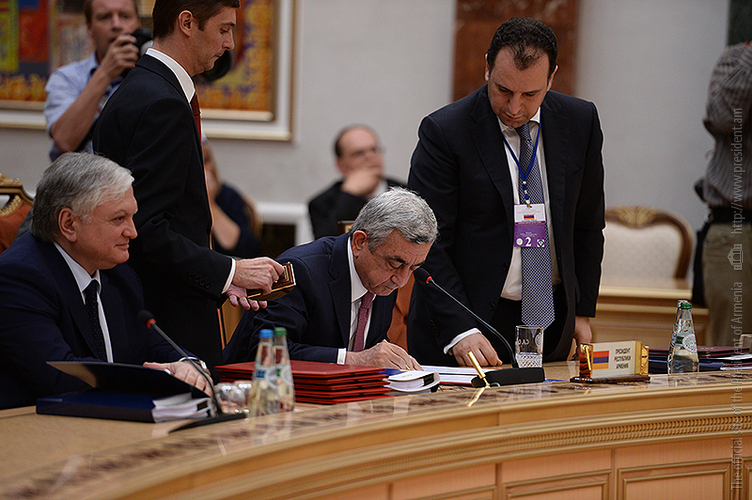 Մինսկում ստորագրվել է Եվրասիական տնտեսական միությանը Հայաստանի միանալու մասին պայմանագիրը