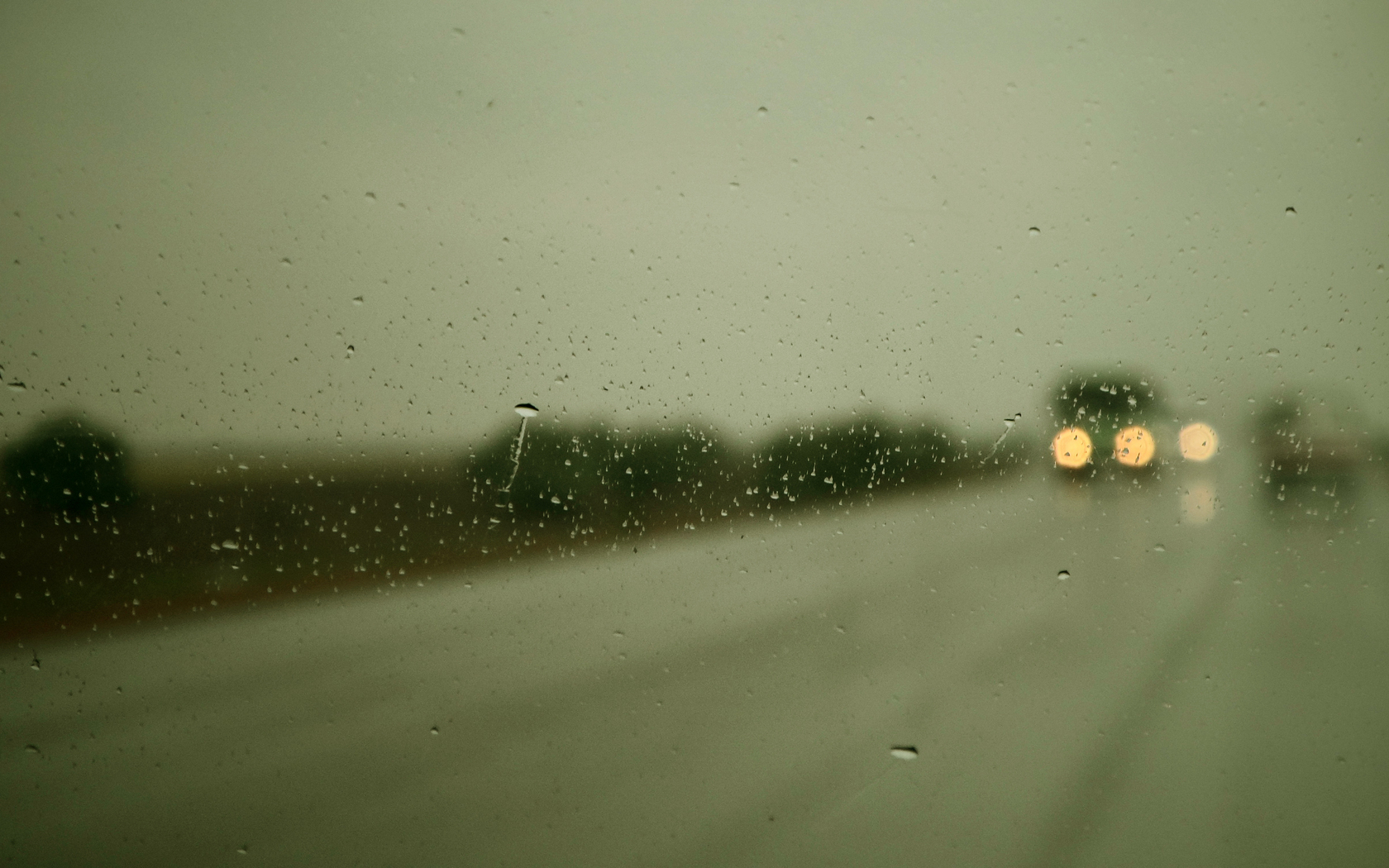 Хороший свет в дождь. Дорога дождь. Свет фар. Первые капли дождя на дороге. Обои дорога дождь.