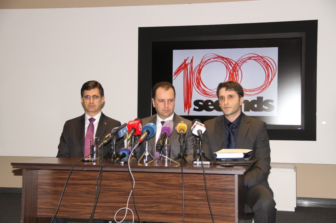 Մեդիամաքս մեդիա ընկերությունը եւ ՎիվաՍել-ՄՏՍ-ն այսօր Երեւանում ներկայացրել են «100 վայրկյան» նախագիծը: