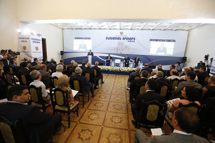 Հովիկ Աբրահամյանը ելույթ է ունեցել «Տնտեսական օրակարգ – 2015» համաժողովի շրջանակներում