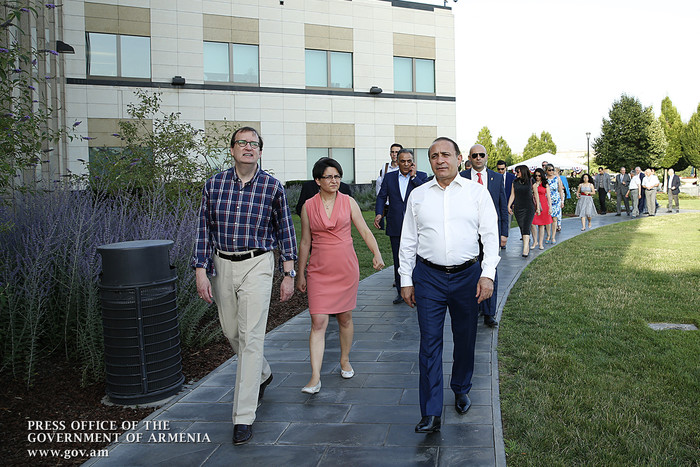 ԱՄՆ Անկախության օրվա առթիվ վարչապետն այցելել է Հայաստանում ԱՄՆ դեսպանություն