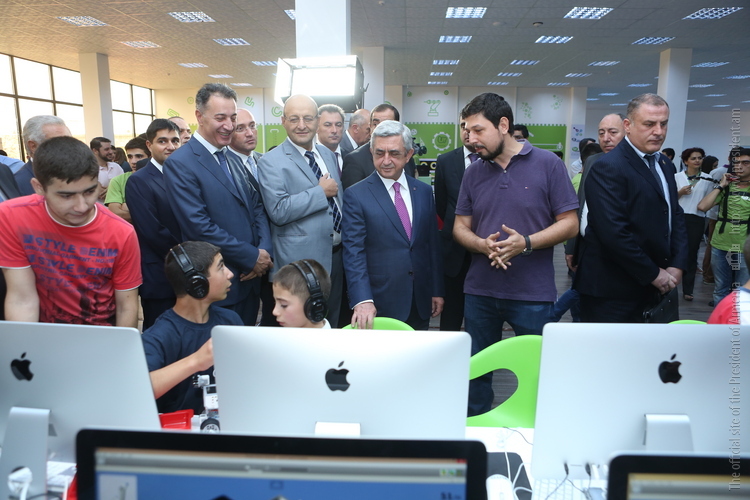 Սերժ Սարգսյանն այցելել է «ԴիջիԹեք էքսպո-2015» տեխնոլոգիական ցուցահանդես