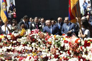 Վարչապետը և կառավարության անդամները հարգանքի տուրք են մատուցել Հայոց ցեղասպանության զոհերի հիշատակին