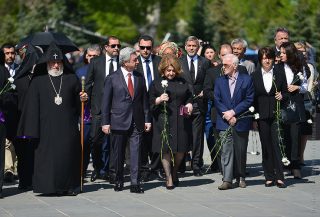 Ծիծեռնակաբերդում Նախագահ Սերժ Սարգսյանը հարգանքի տուրք է մատուցել Հայոց ցեղասպանության զոհերի հիշատակին