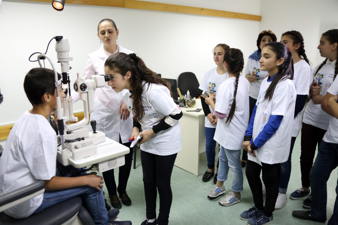 Ucom. Սպիտակի և Իջևանի մի քանի դպրոցների աշակերտներ այցելել են Հայկական ակնաբուժության նախագծի հիմնած մարզային ակնաբուժական կենտրոններ