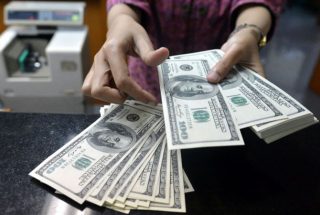 Ադրբեջանական բանկերի կեսից ավելին դադարեցրել են դոլարի վաճառքը