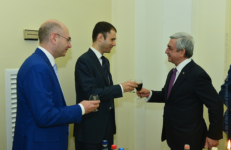 Ամանորին ընդառաջ նախագահ Սարգսյանը հյուրընկալել է Հայաստանի գործարար համայնքի ներկայացուցիչների