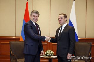 Վարչապետ Կարապետյանն առանձնազրույց է ունեցել ՌԴ կառավարության ղեկավար Դմիտրի Մեդվեդևի հետ