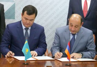 Սուրեն Կարայանը և Ժենիս Կասիմբեկը ստորագրել են հայ-ղազախական միջկառավարական հանձնաժողովի նիստի արձանագրությունը