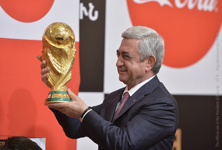 Սերժ Սարգսյանը Երևանում ընդունել է ՖԻՖԱ-ի աշխարհի առաջնության գավաթը