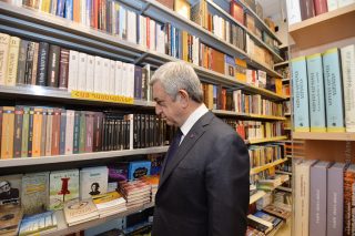 Սերժ Սարգսյանը գիրք նվիրելու օրվա կապակցությամբ այցելել է «Բուկինիստ» գրախանութ
