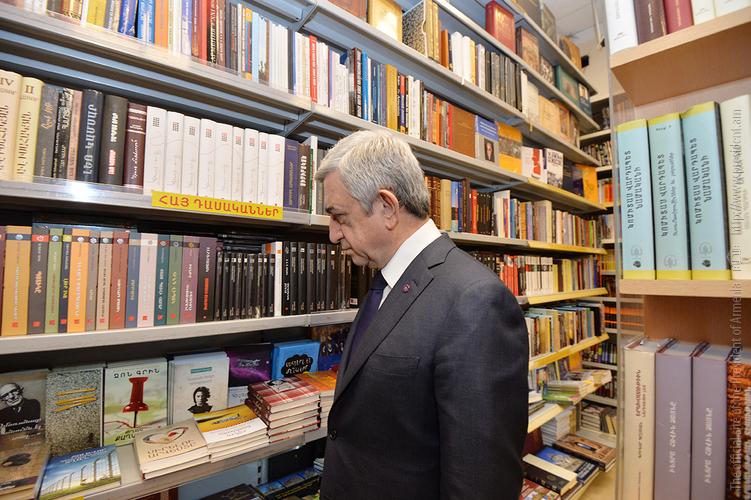 Սերժ Սարգսյանը գիրք նվիրելու օրվա կապակցությամբ այցելել է «Բուկինիստ» գրախանութ