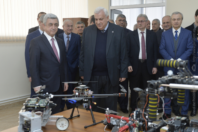 Սերժ Սարգսյանն այցելել է ՀԱՊՀ օդային ռոբոտատեխնիկայի ուսումնահետազոտական կենտրոն