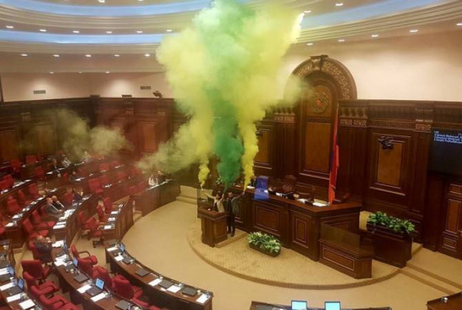 «Ծխային շոու»՝ Ազգային Ժողովի դահլիճում