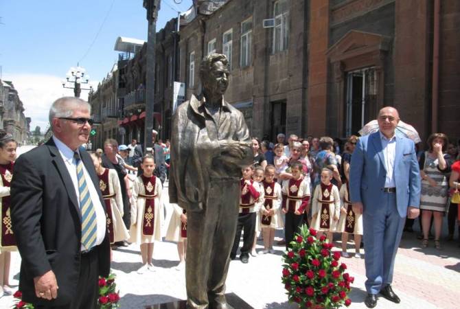 Գյումրիում տեղադրվեց ամերիկահայ բարերար Քըրք Քըրքորյանի հուշարձանը