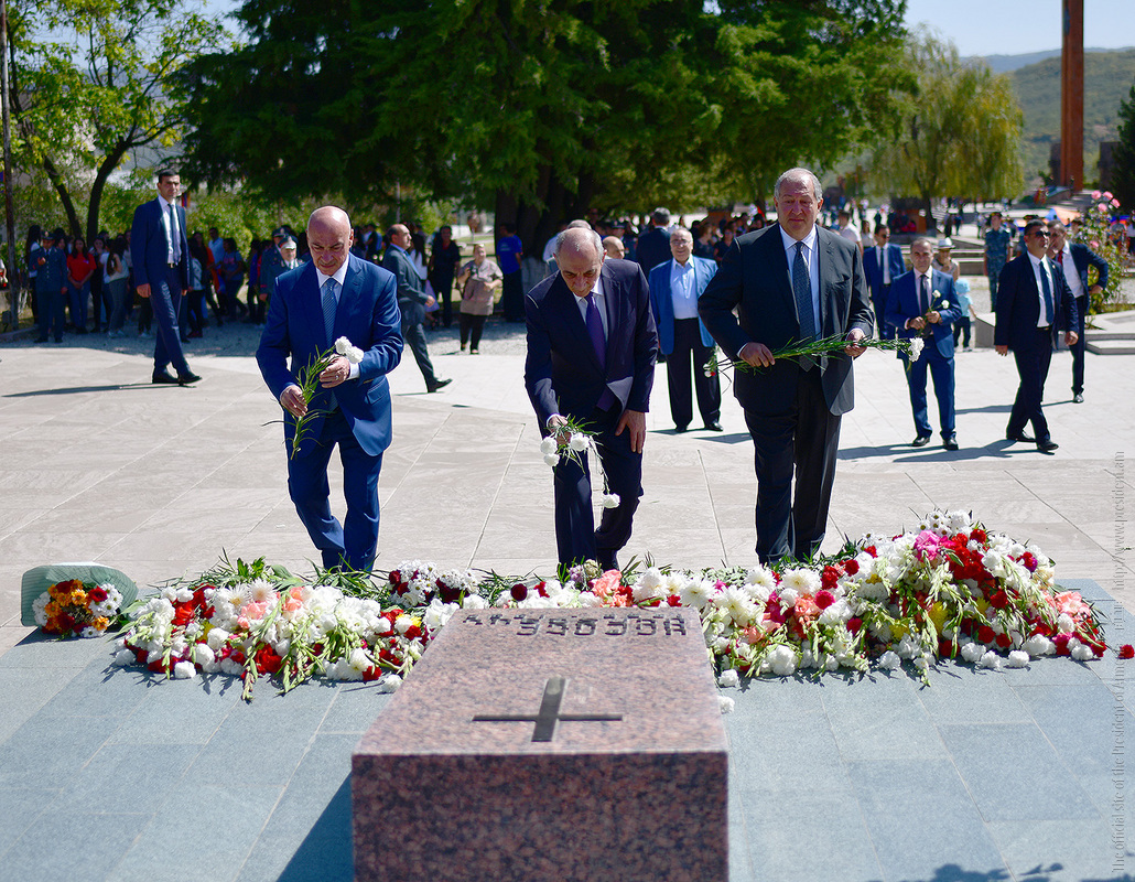 Ստեփանակերտի հուշահամալիրում Հայաստանի և Արցախի նախագահները հարգանքի տուրք են մատուցել հերոսների հիշատակին