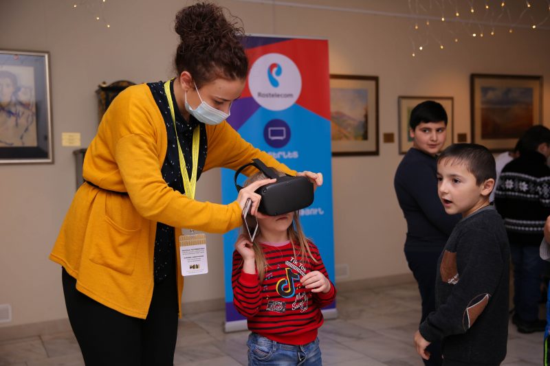 «Ռոստելեկոմ»-ը և Ռուսական արվեստի թանգարանը Արցախից ժամանած երեխաներին ներկայացրին «Մեկ գլուխգործոցի վիրտուալ աշխարհում» VR ծրագիրը