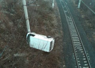 ՀԿԵ. Ճանապարհատրանսպորտային պատահարի արդյունքում մեքենան հայտնվել է երկաթուղային գծերում