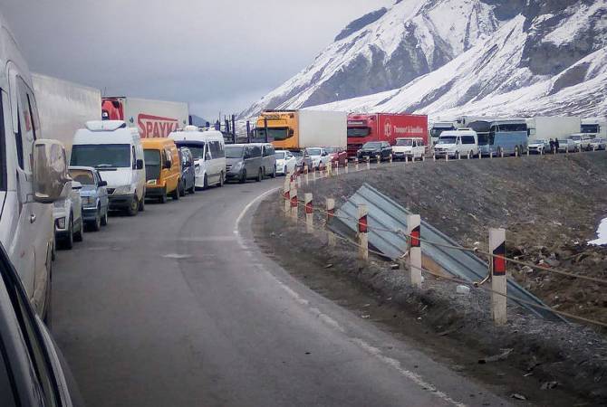 Լարս ավտոճանապարհի ռուսական կողմում կա մոտ 420 կուտակված բեռնատար ավտոմեքենա