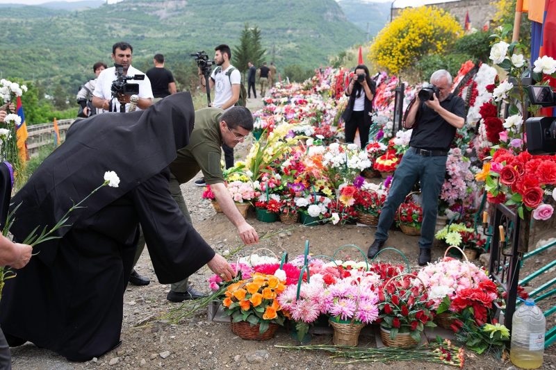 Ամենայն Հայոց կաթողիկոսը Ստեփանակերտում այցելել է եղբայրական գերեզմանոց, աղոթել նահատակվածների հոգիների հանգստության համար