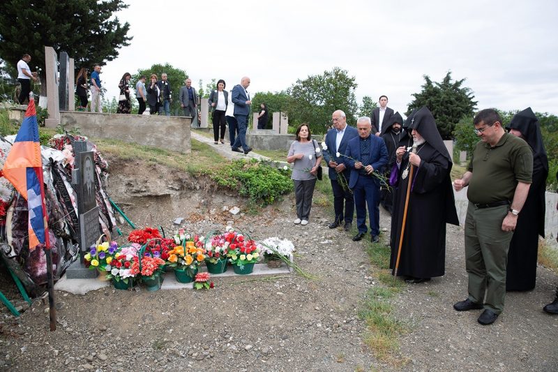 Ամենայն Հայոց կաթողիկոսը Ստեփանակերտում այցելել է եղբայրական գերեզմանոց, աղոթել նահատակվածների հոգիների հանգստության համար