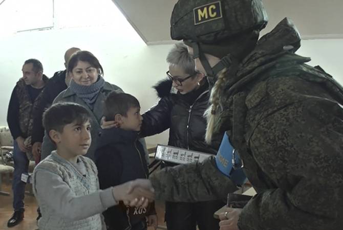 Ռուսաստանի խաղաղապահները նվերներ են հանձնել Արցախի գյուղերից մեկի երեխաներին