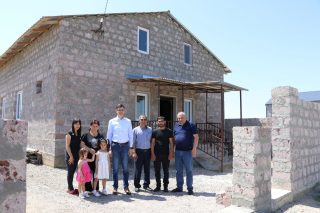 Վիվա-ՄՏՍ. Վագոն-տնակում հայտնված ընտանիքը հիմքից տուն է կառուցել