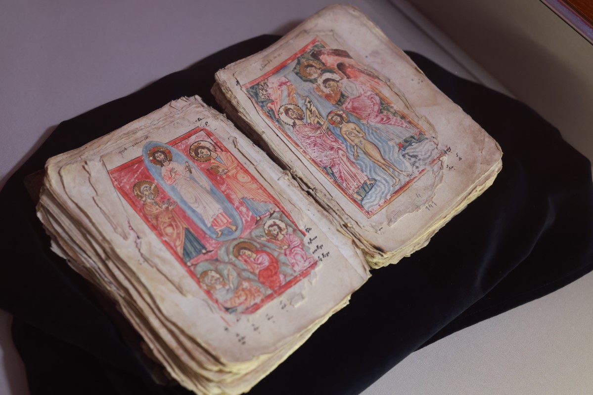 Բարերար Վահե Բադալյանը 15-րդ դարի մեծարժեք ձեռագիր է նվիրաբերել Մատենադարանին