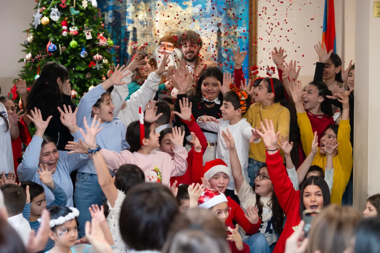 Իդրամի աշխատակիցները՝ «Օրրան» ցերեկային խնամքի կենտրոնի սաների գաղտնի Ձմեռ պապ