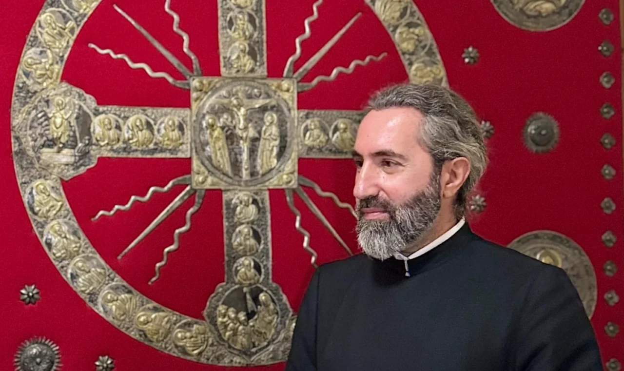 Ամենայն Հայոց Կաթողիկոսները դարեր շարունակ ե՛ւ ստացել, ե՛ւ ընծայել են սրբություններ եւ սրբոց մասունքներ