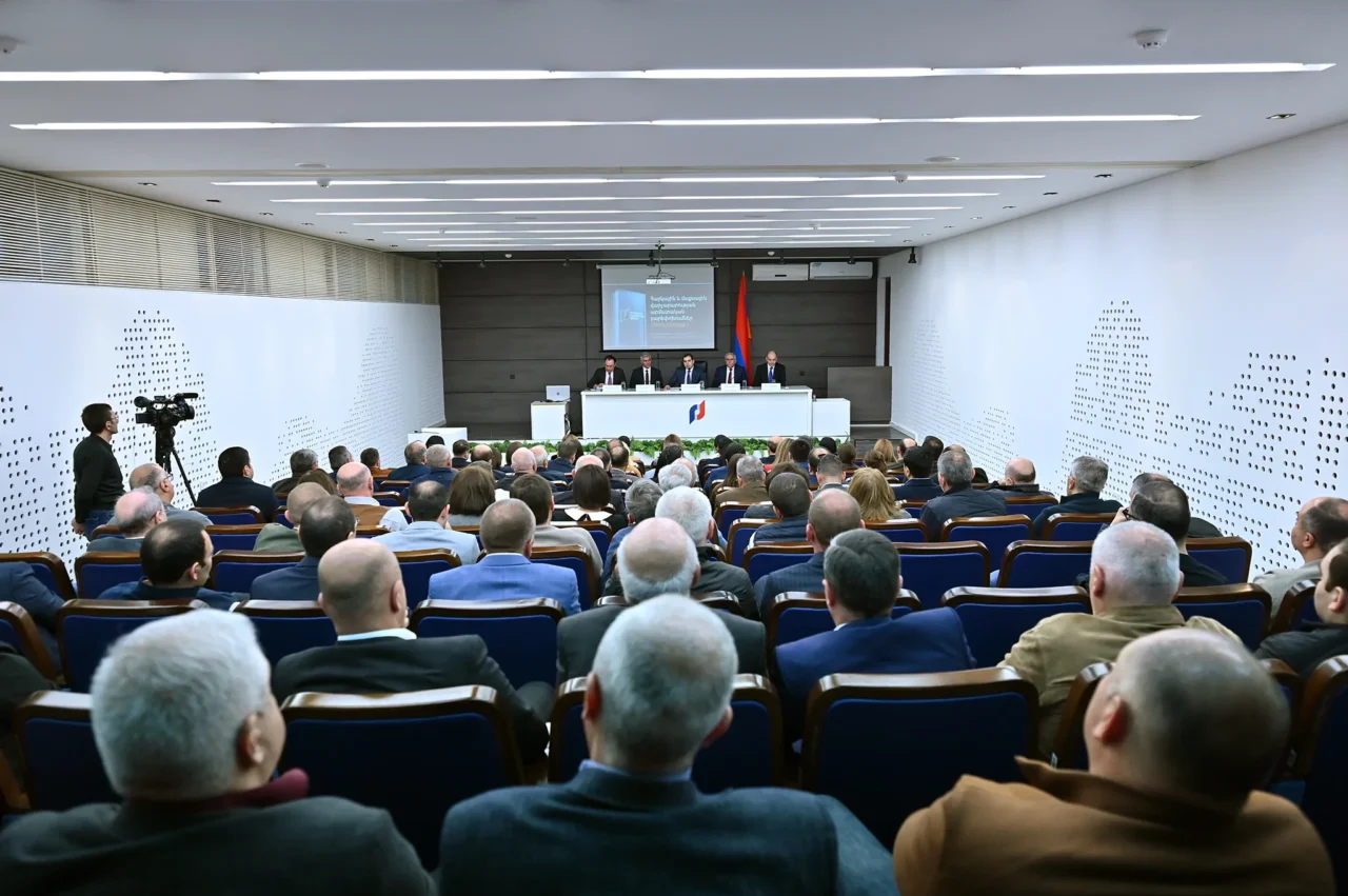 Արդար, թափանցիկ և թվային ապագա․ ՊԵԿ նախագահը հանդիպել է հարկ վճարողների հետ