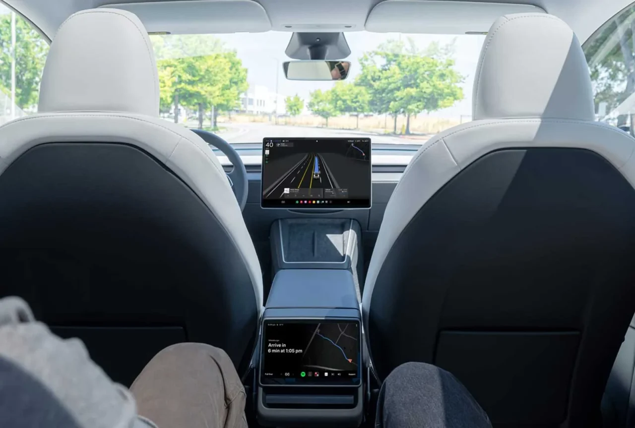 Tesla-ի ռոբոտաքսին ուղևորով փորձել է կանգնել մայրուղու վրա՝ երթևեկության մեջտեղում