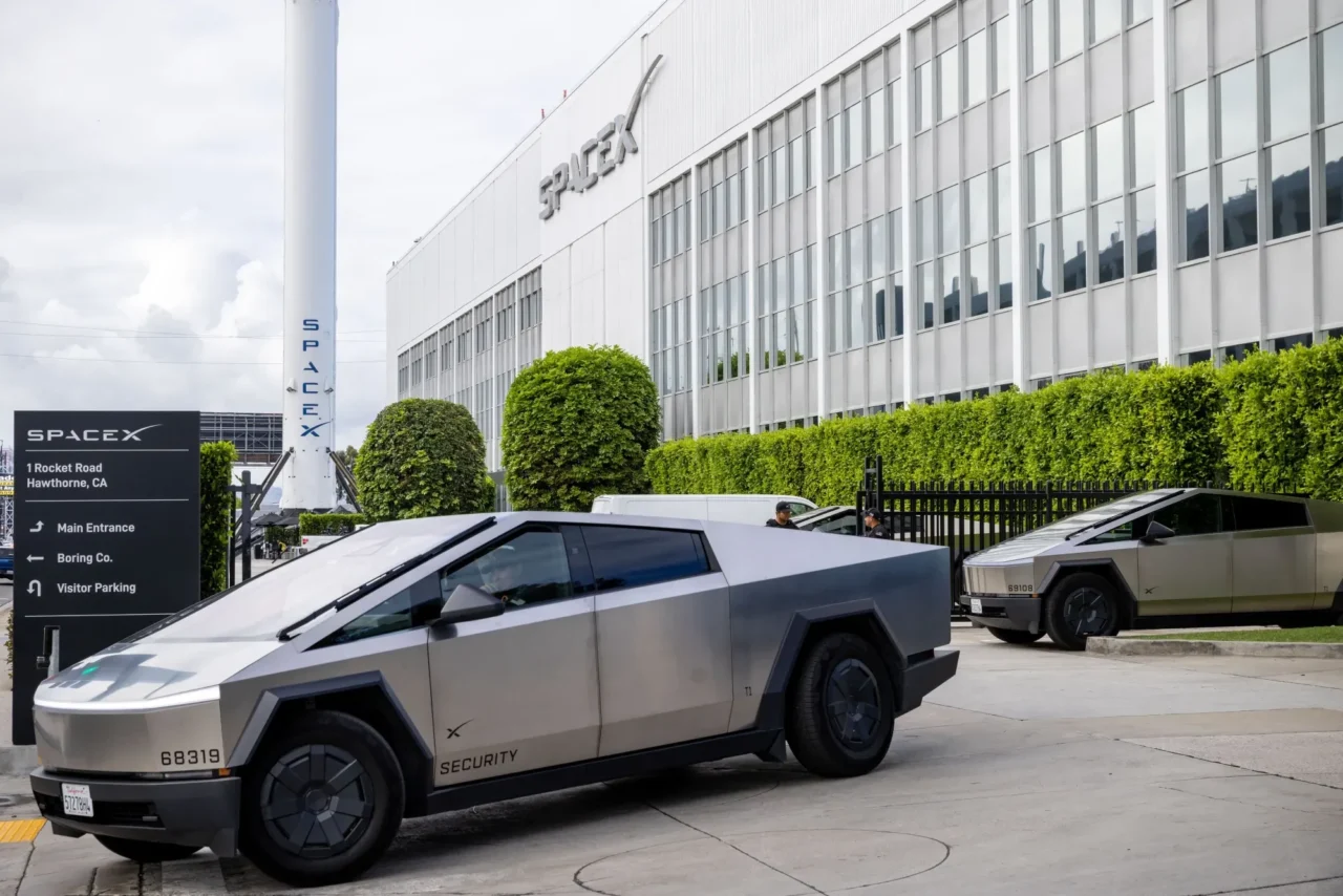 Ինչպես SpaceX-ը 143 միլիոն դոլար ծախսեց Tesla Cybertruck-ի վրա