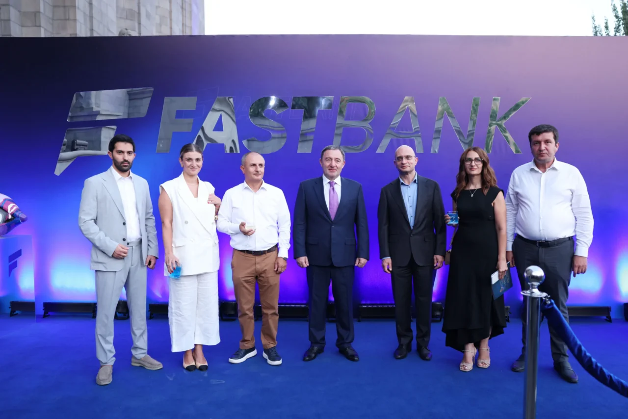Ֆասթ Բանկի աջակցությամբ Մատենադարանում բացվել է նոր գրախանութ, հուշանվերների կրպակ և սրճարան