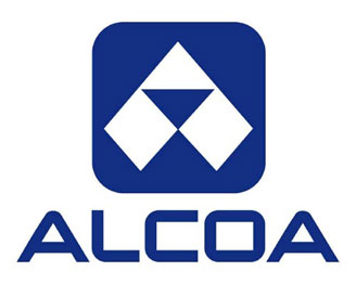 Чистые убытки Alcoa снизились вдвое