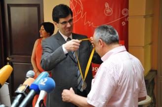 «Золотой Абрикос» вручил медали за сотрудничество с фестивалем