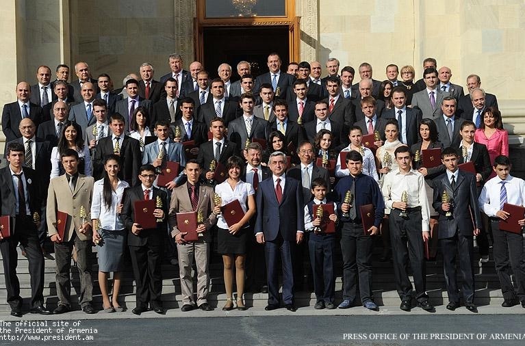 Серж Саргсян принял удостоенных премий Президента РА в сфере информационных технологий студентов и учеников