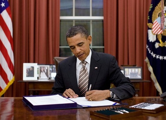 Обама принял закон об отмене потолка госдолга