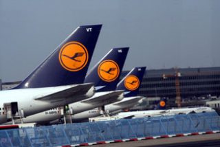 Lufthansa получила прибыль против убытков годом ранее