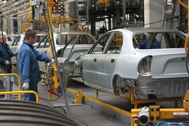 Выпуск легковых автомобилей в РФ в I полугодии упал на 2,7%